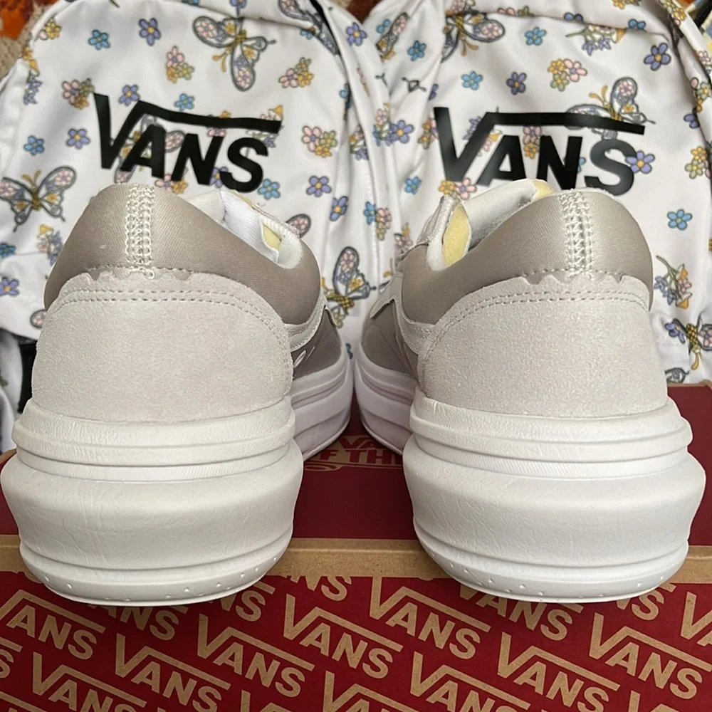 Vans WMNS Old Skool Over
Light Grey/White
VN0A7Q5ELGX
Platforms Sneakers - Picture 14 of 16